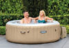Dmuchane jacuzzi w ogrodzie