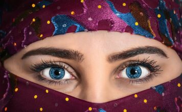 Kto powinien pierwszy wyciągnąć rękę? Kto powinien pierwszy wyciągnąć rękę?