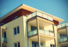 Czyszczenie elewacji w miejscach trudnodostępnych – jak robią to alpiniści przemysłowi? Czyszczenie elewacji w miejscach trudnodostępnych