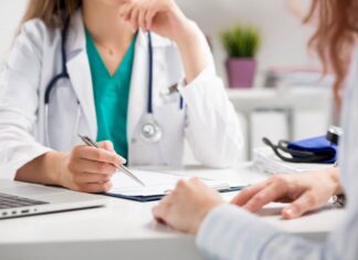 Jakie są metody przeszczepu włosów: Przegląd Nowoczesnych Technik Chirurgicznych lekarz